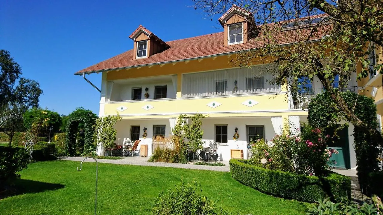 Farm stay Ferienhof Fenzl Pocking